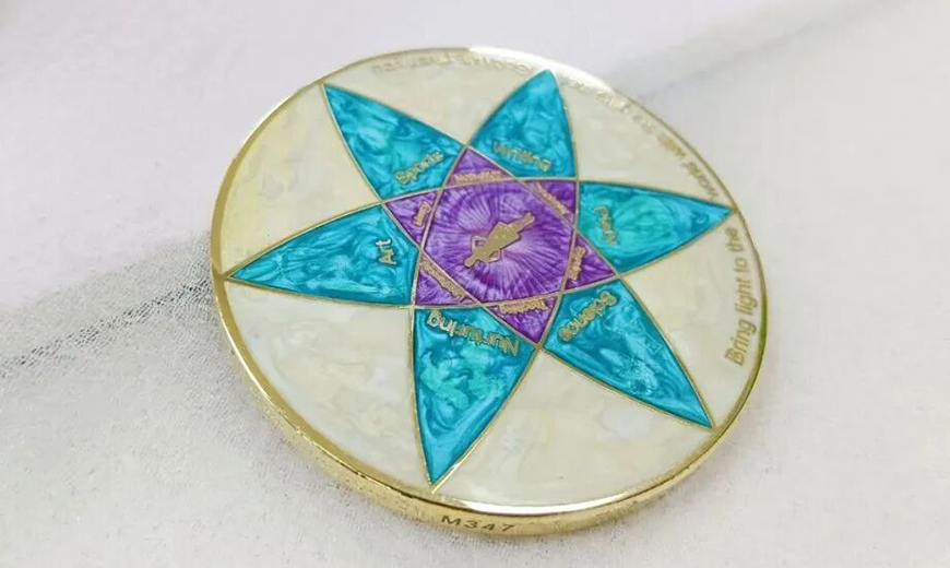 想让徽章拥有层次变幻感？你一定要知道的珍珠漆工艺